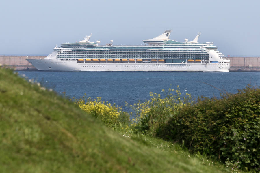 Primera escala gijonesa del &#039;Navigator of the Seas&#039;