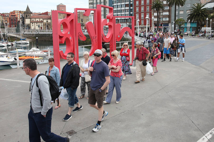 Primera escala gijonesa del &#039;Navigator of the Seas&#039;