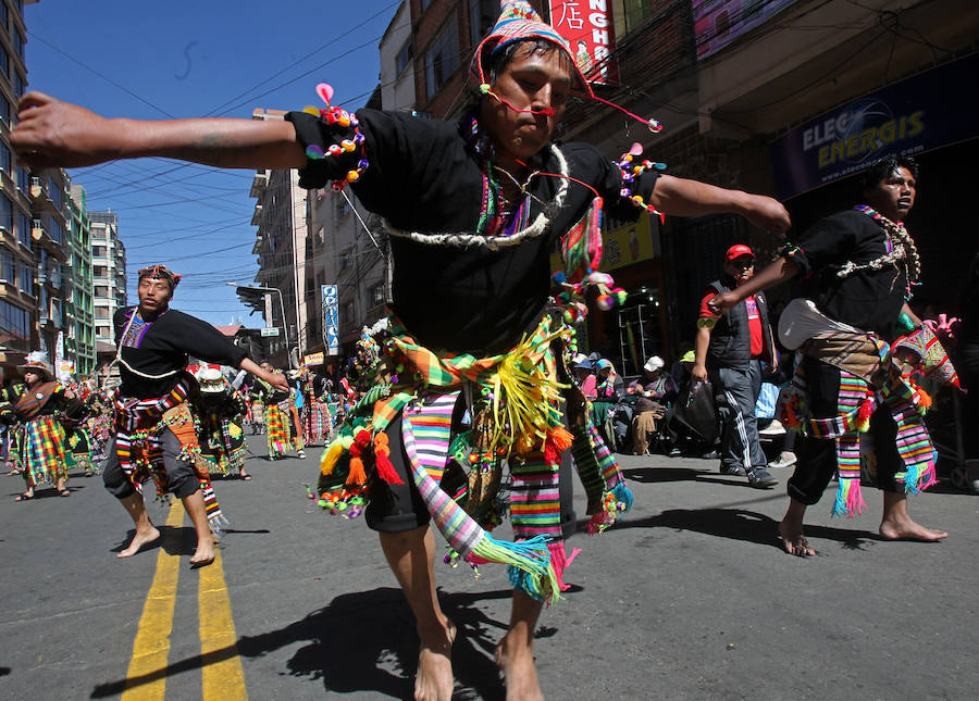 Jolgorio y disfraces en Bolivia