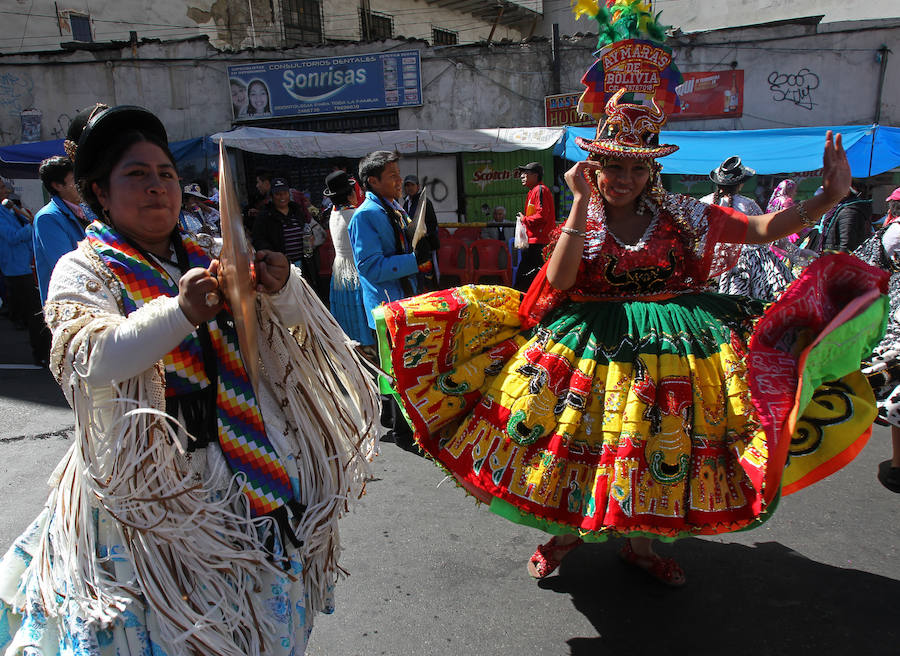 Jolgorio y disfraces en Bolivia