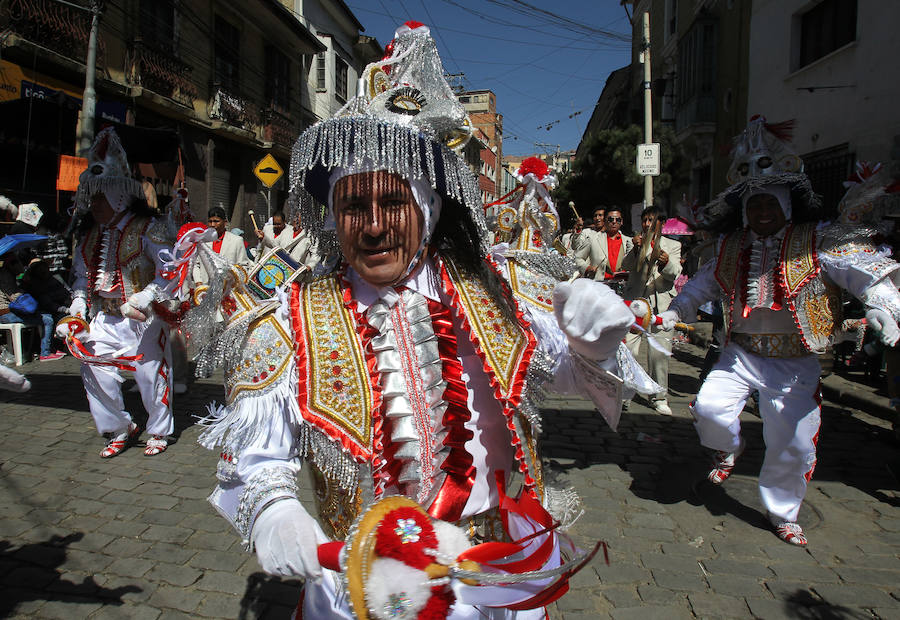 Jolgorio y disfraces en Bolivia