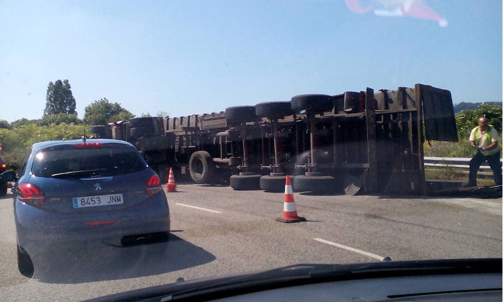 Vuelca un camión en la rotonda de Tremañes
