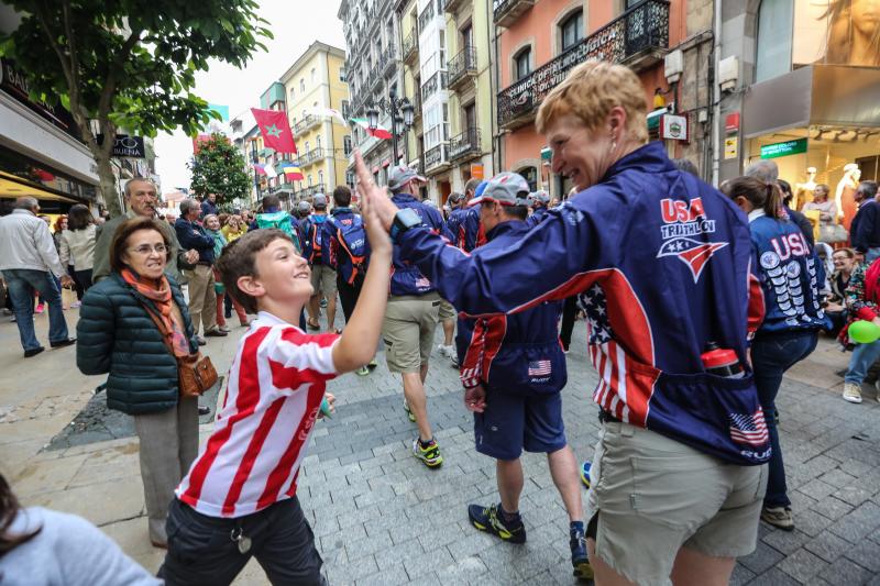 Un desfile por las calles de Avilés abre el Mundial de Duatlón