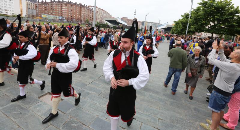 Un desfile por las calles de Avilés abre el Mundial de Duatlón