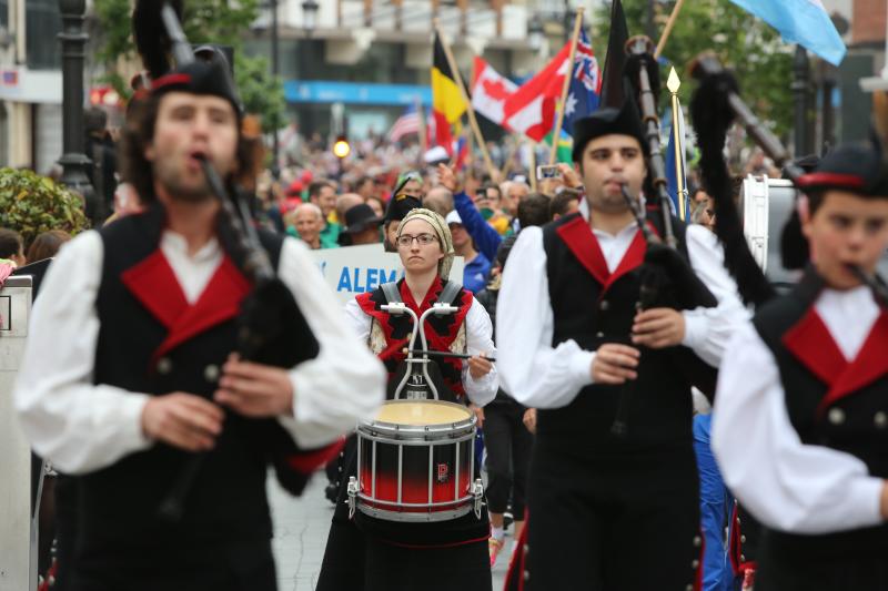 Un desfile por las calles de Avilés abre el Mundial de Duatlón