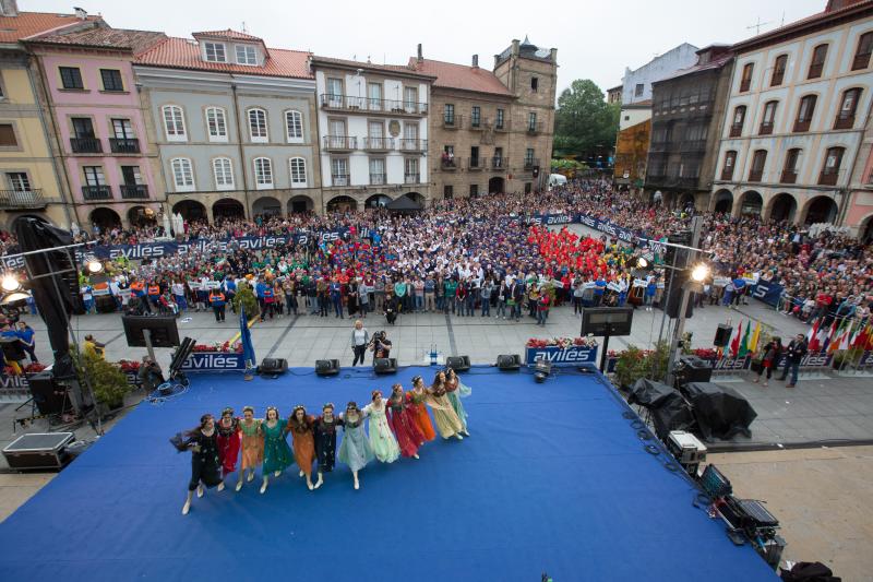 Un desfile por las calles de Avilés abre el Mundial de Duatlón