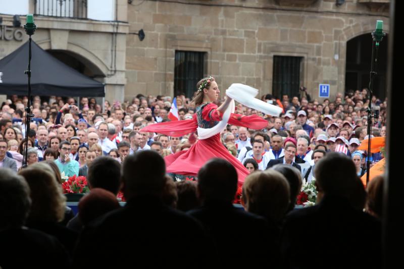 Un desfile por las calles de Avilés abre el Mundial de Duatlón