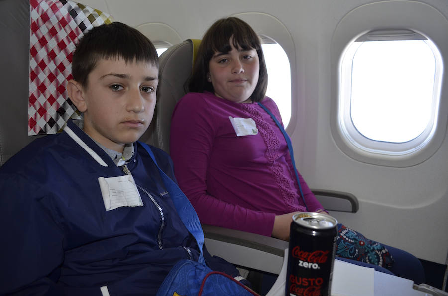 Diez alumnos de Oscos-Eo disfrutan de un bautismo aéreo con Volotea