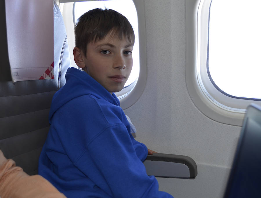 Diez alumnos de Oscos-Eo disfrutan de un bautismo aéreo con Volotea