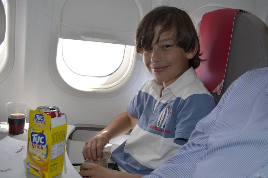 Diez alumnos de Oscos-Eo disfrutan de un bautismo aéreo con Volotea