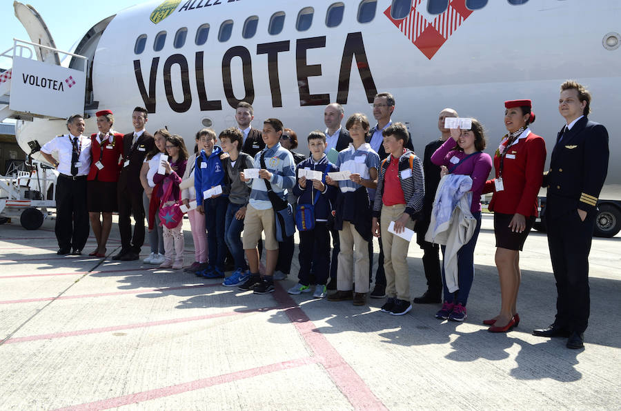 Diez alumnos de Oscos-Eo disfrutan de un bautismo aéreo con Volotea