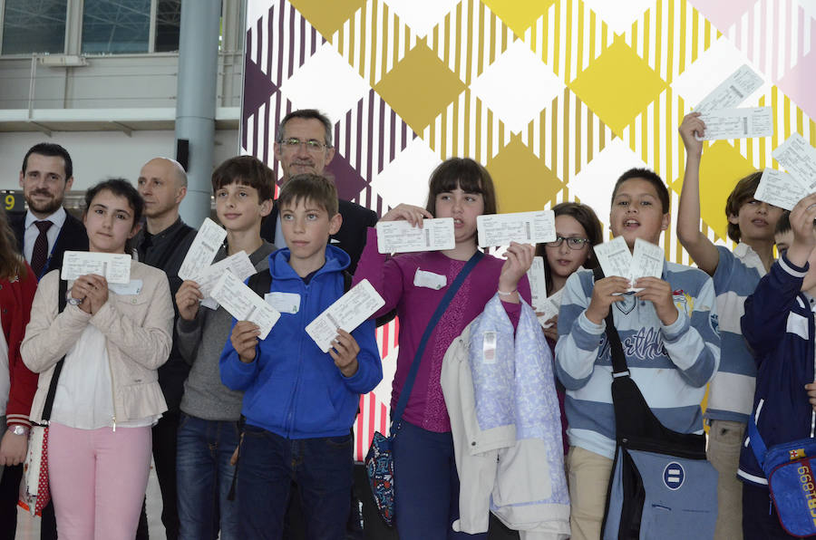 Diez alumnos de Oscos-Eo disfrutan de un bautismo aéreo con Volotea