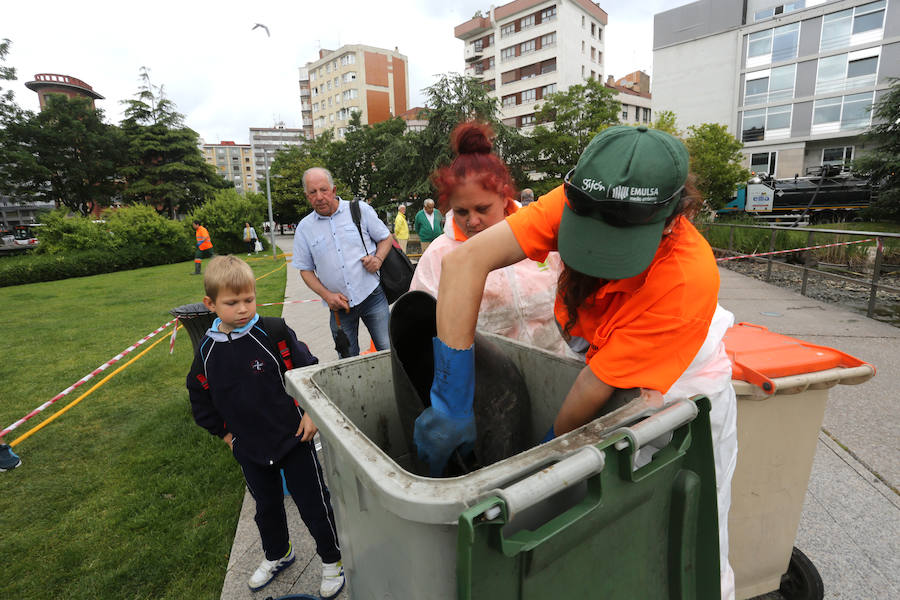 Continúan sacando cangrejos rojos en el estanque de la plaza de Europa