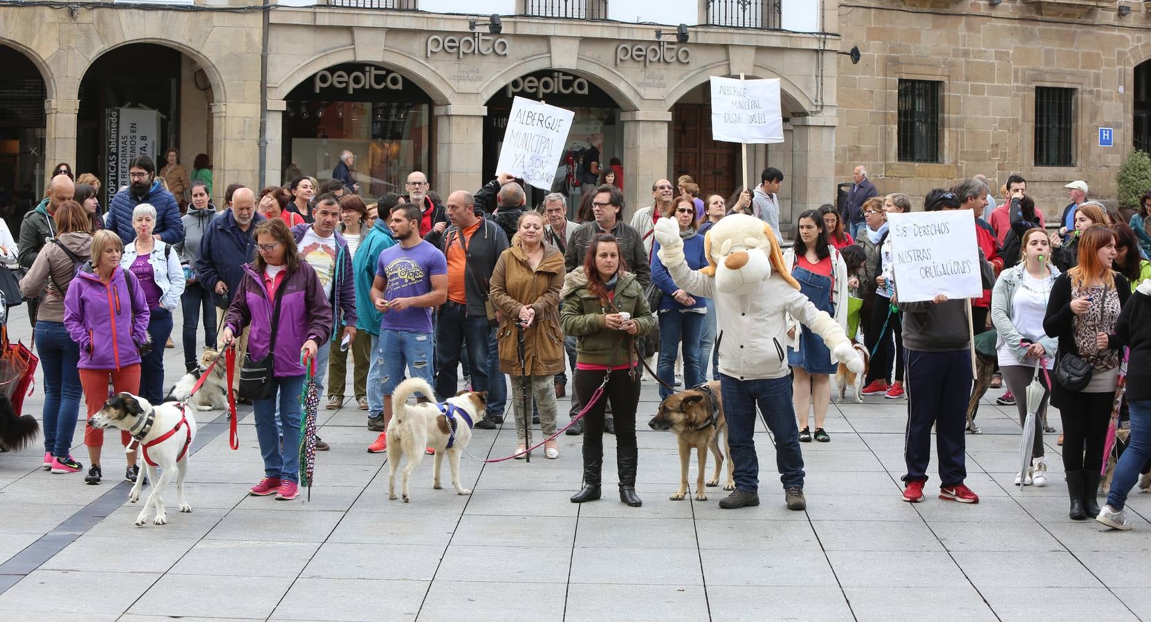 Concentración a favor de una perrera en Avilés