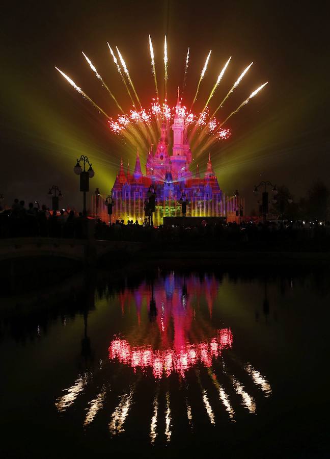 Fuegos artificiales iluminan el castillo encantado de Disneyland en Shanghai.