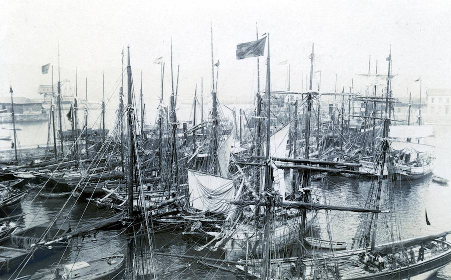“Gijón. El puerto”. Álbum fotográfico de Antonio Tarragó. Hacia 1910.