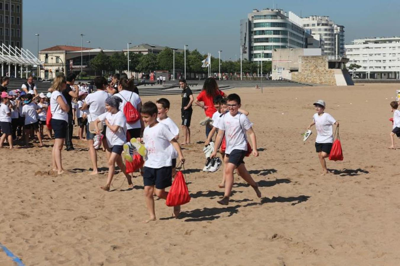 Juegos escolares en la playa de Poniente de Gijón