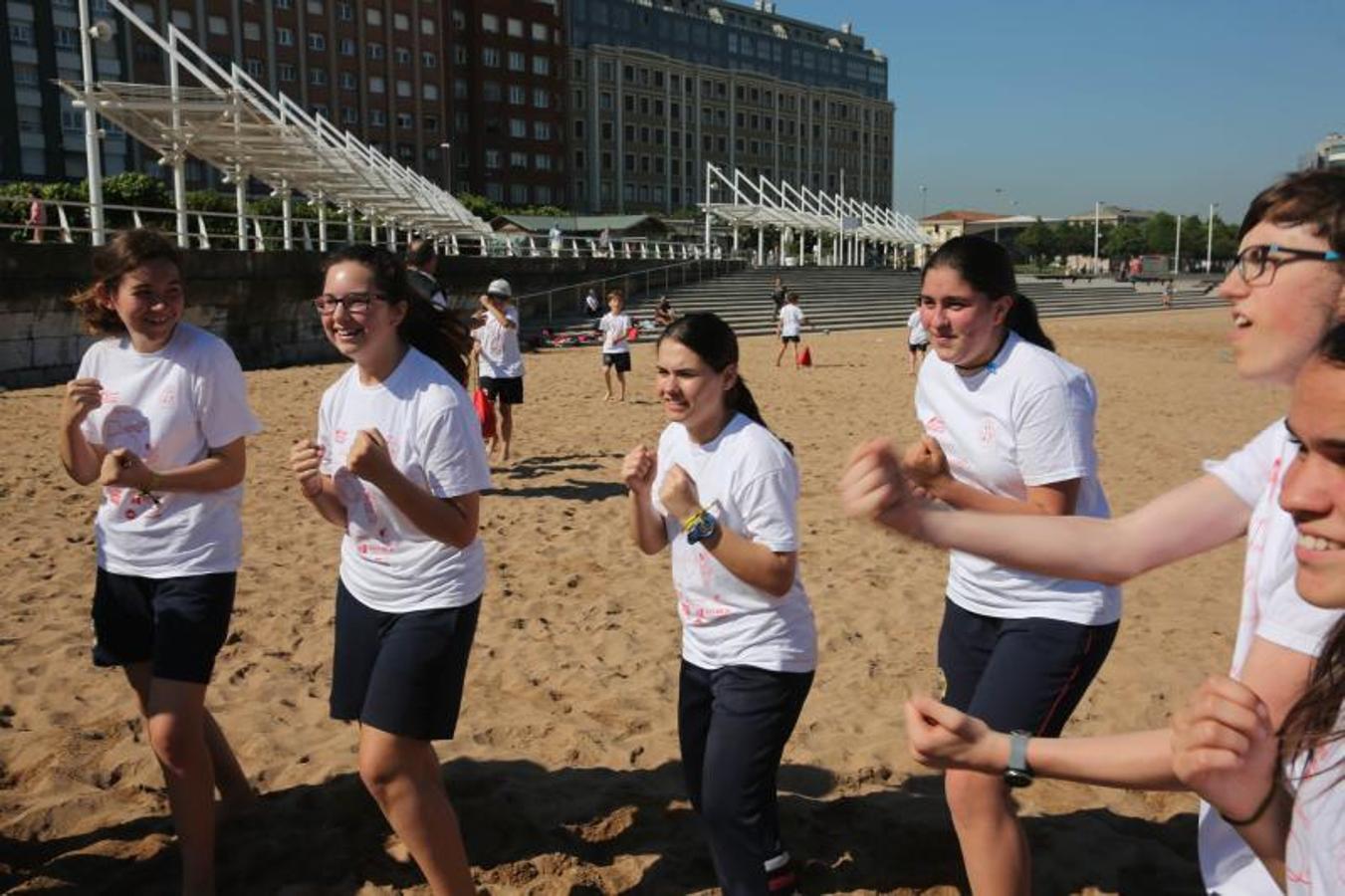 Juegos escolares en la playa de Poniente de Gijón