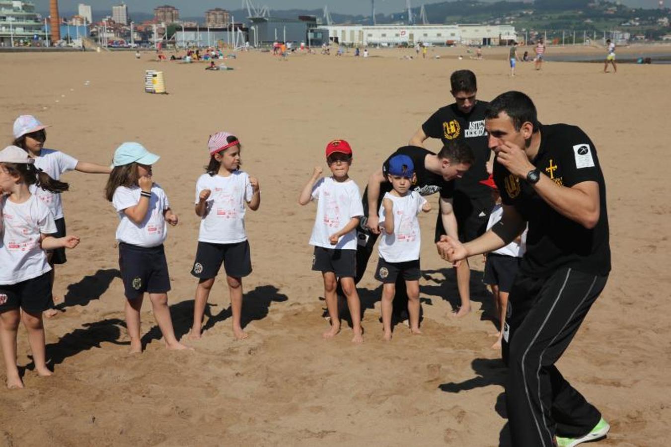 Juegos escolares en la playa de Poniente de Gijón