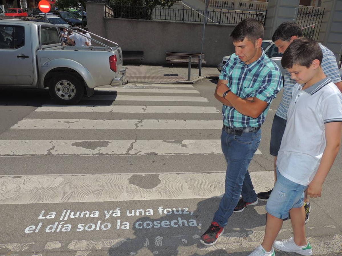 Frases en asturiano en las calles de Cangas del Narcea