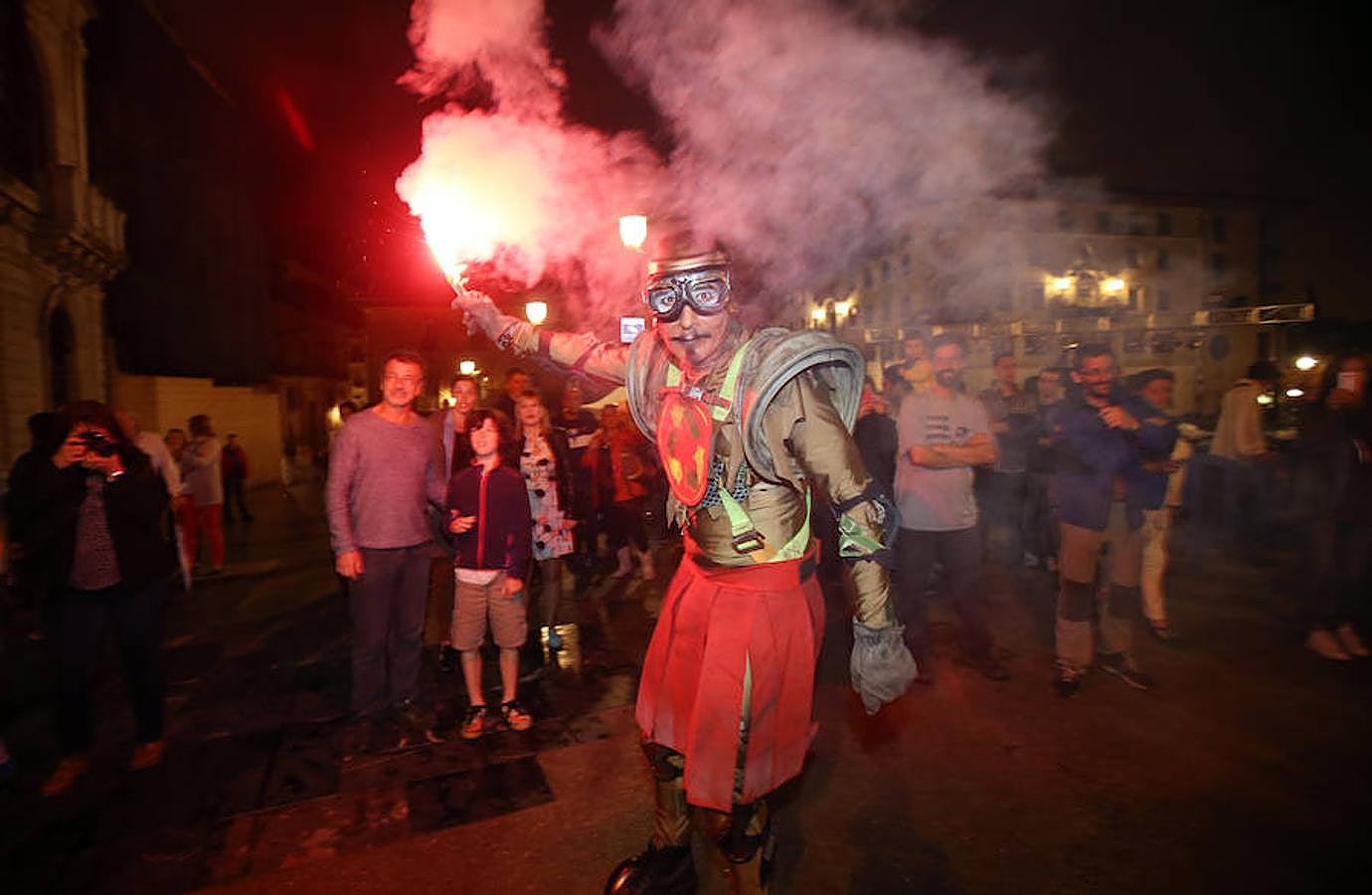La lluvia no apaga la hoguera de San Juan en Oviedo
