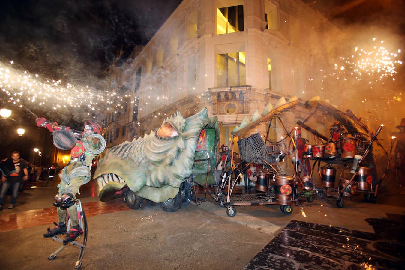 La lluvia no apaga la hoguera de San Juan en Oviedo