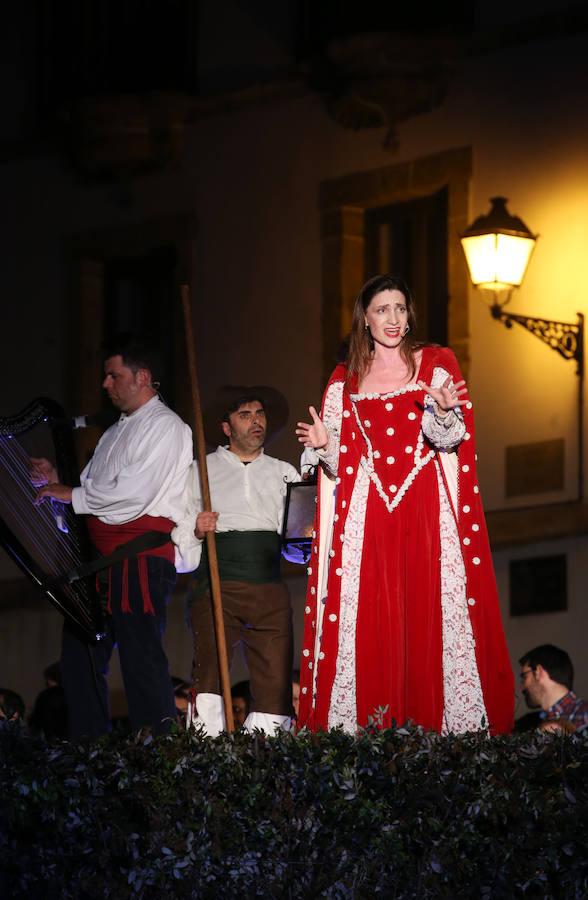 La lluvia no apaga la hoguera de San Juan en Oviedo