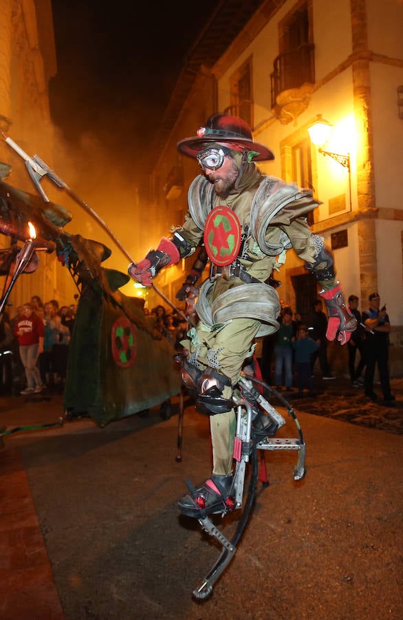 La lluvia no apaga la hoguera de San Juan en Oviedo