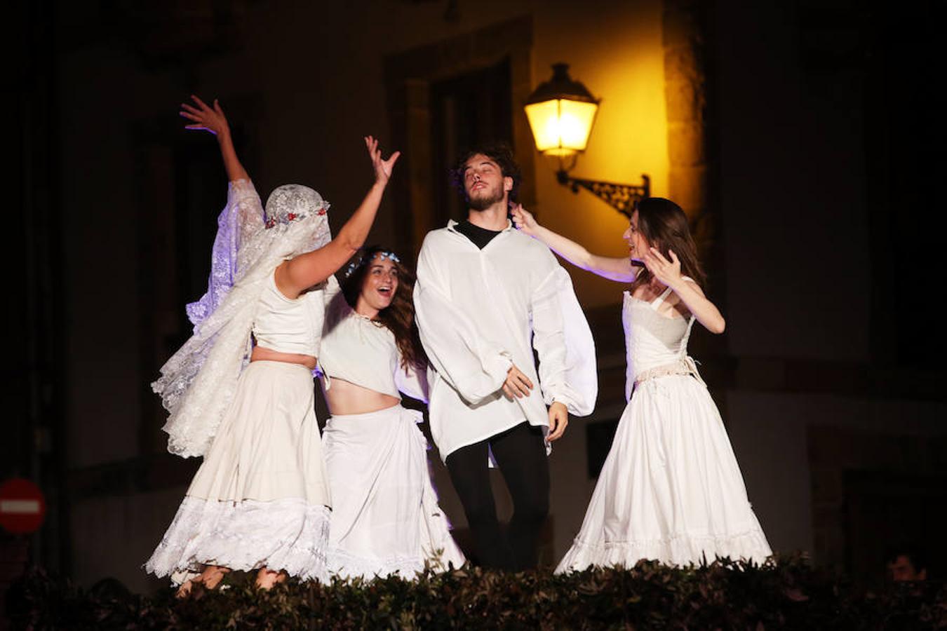 La lluvia no apaga la hoguera de San Juan en Oviedo