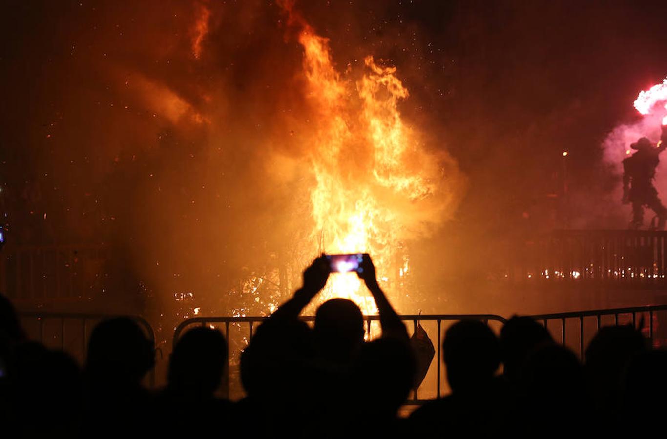 La lluvia no apaga la hoguera de San Juan en Oviedo