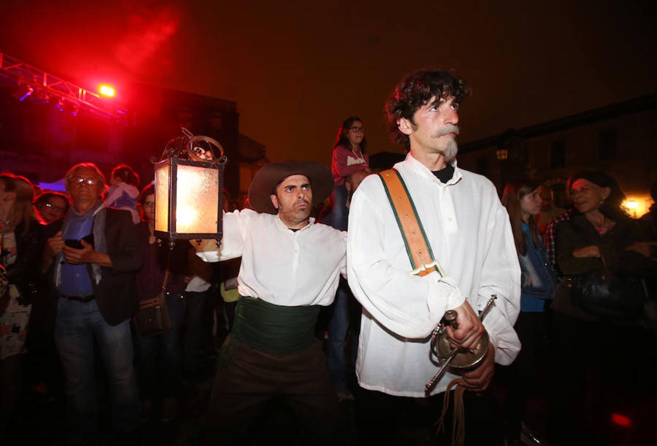 La lluvia no apaga la hoguera de San Juan en Oviedo