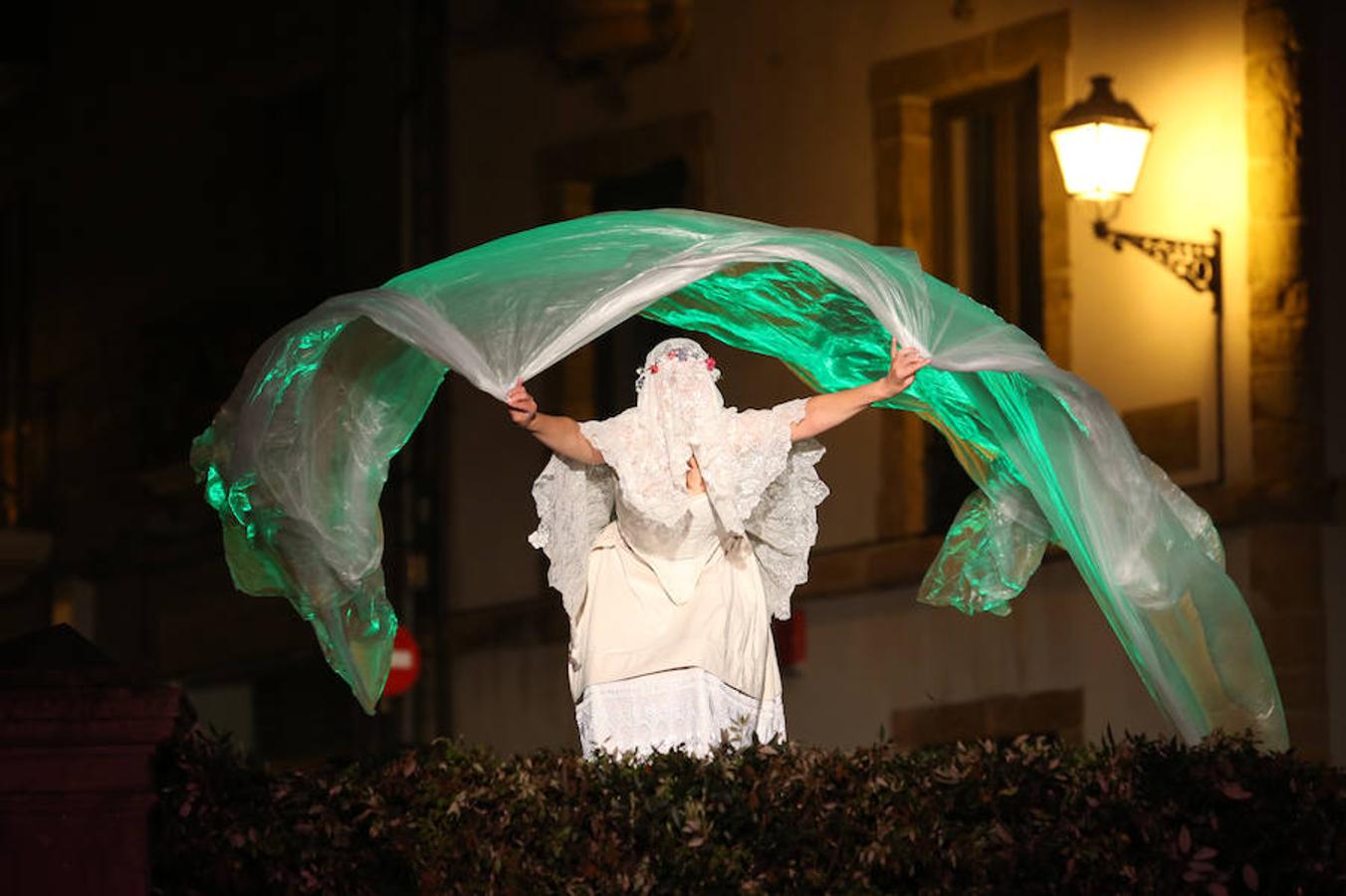 La lluvia no apaga la hoguera de San Juan en Oviedo