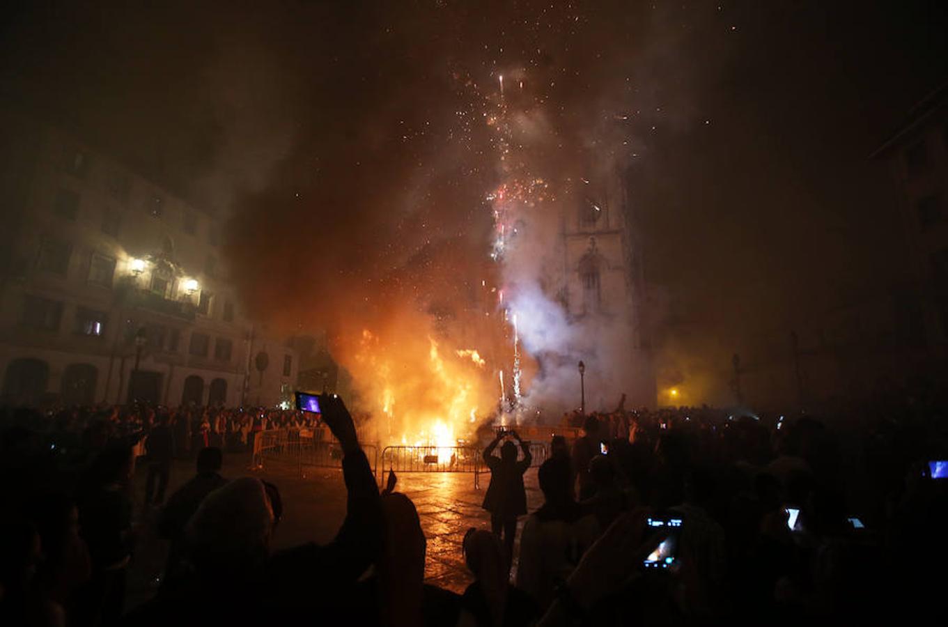 La lluvia no apaga la hoguera de San Juan en Oviedo