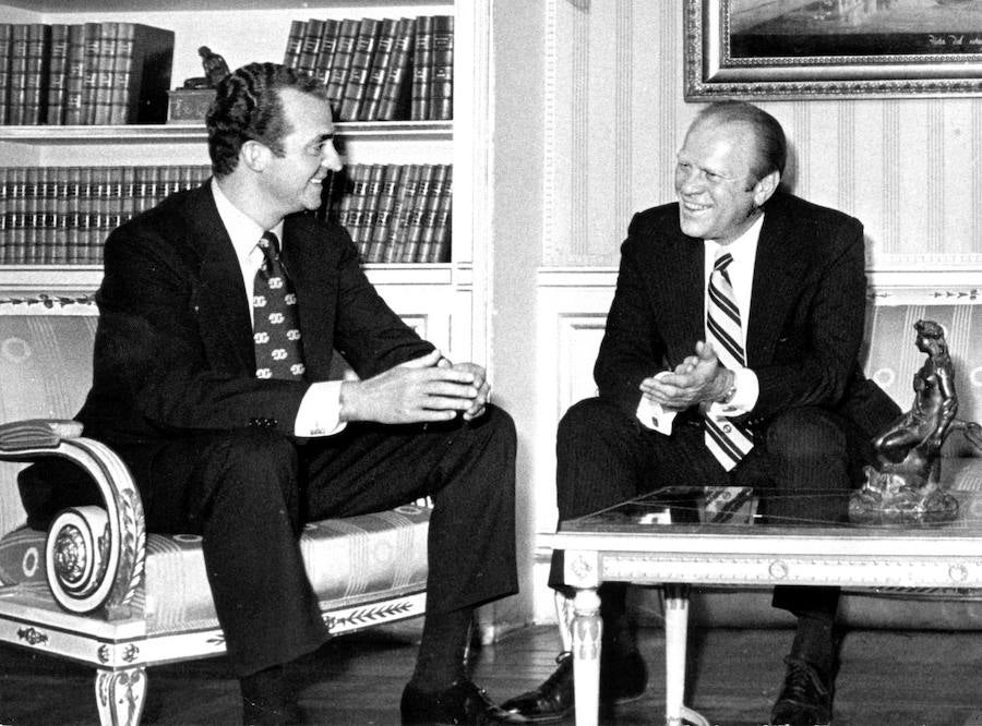 Don Juan Carlos habla con el presidente Ford durante la visita que éste efectuó a España en 1975.