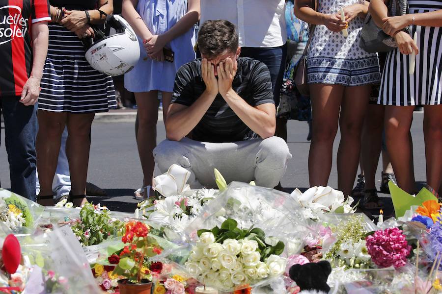 Francia homenajea a las víctimas de Niza