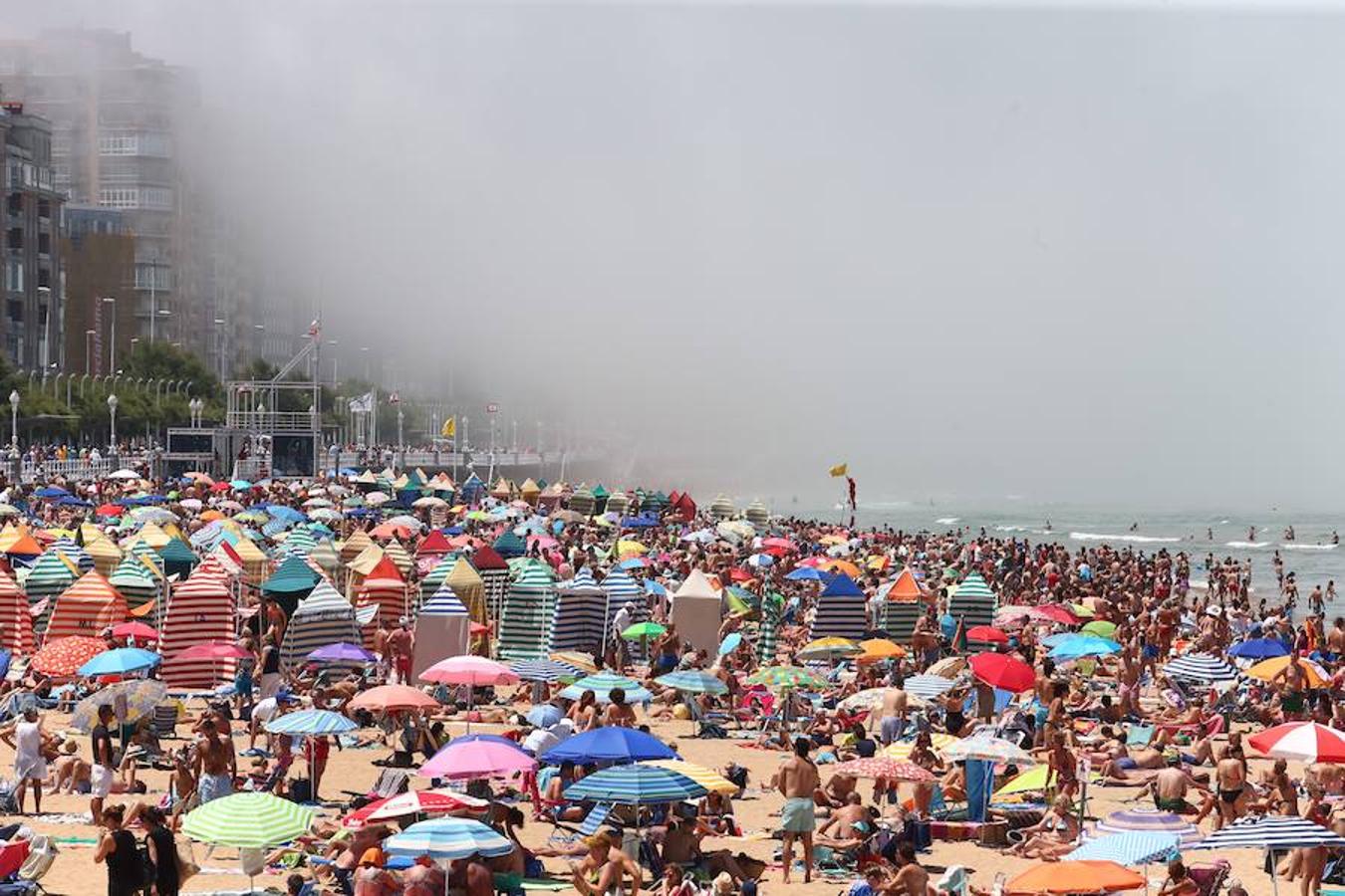 La niebla, protagonista inesperada en un domingo de playa