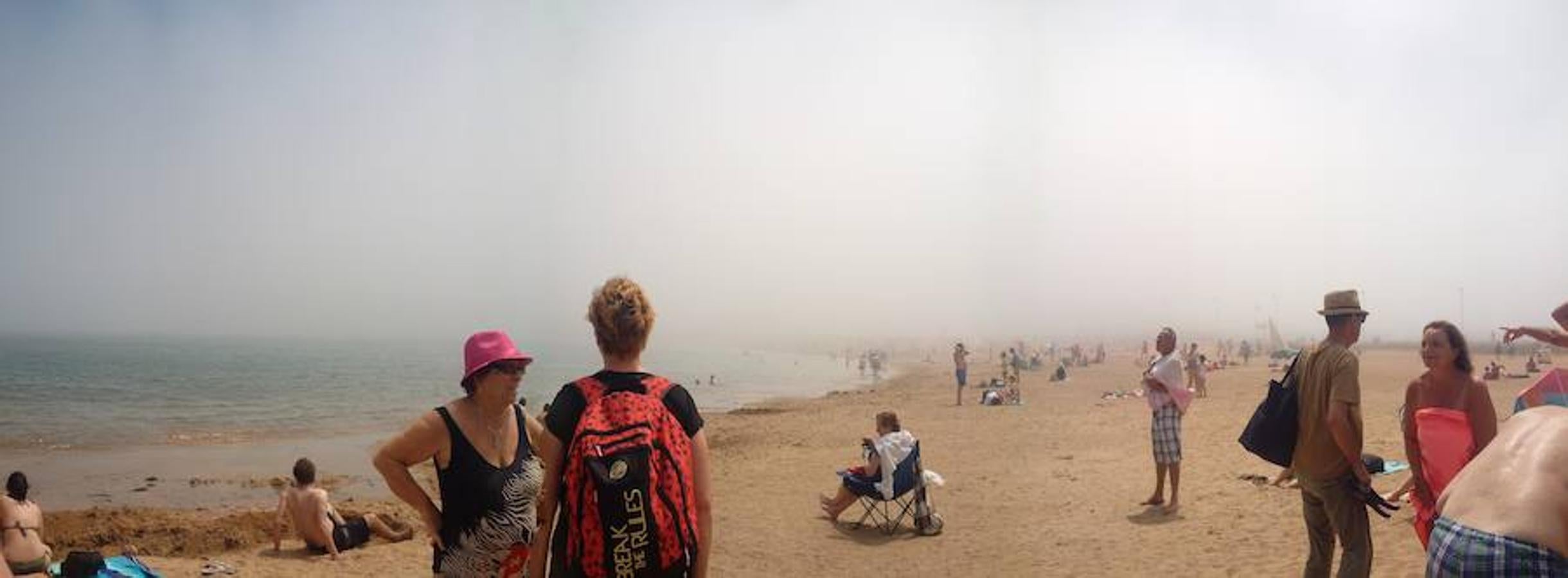 La niebla, protagonista inesperada en un domingo de playa