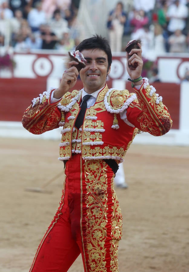 &#039;El Juli&#039; y Perera salen por la puerta grande de El Bibio