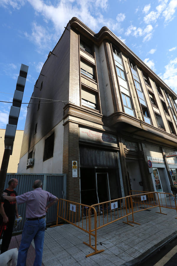 Cuatro heridos por inhalación de humo en un incendio urbano en Avilés