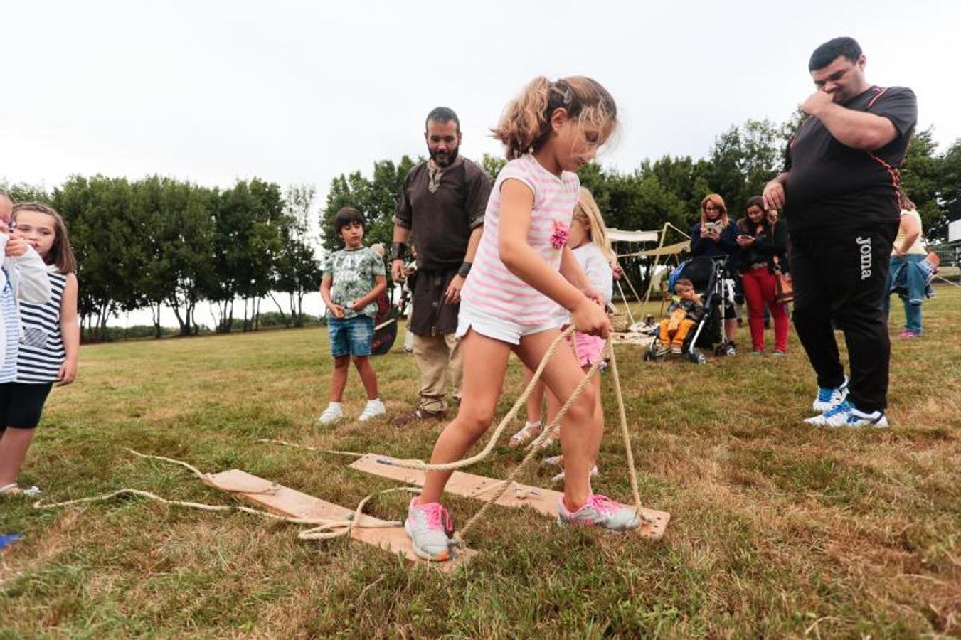 Los más pequeños disfrutan de los juegos en las fiestas de Contrueces