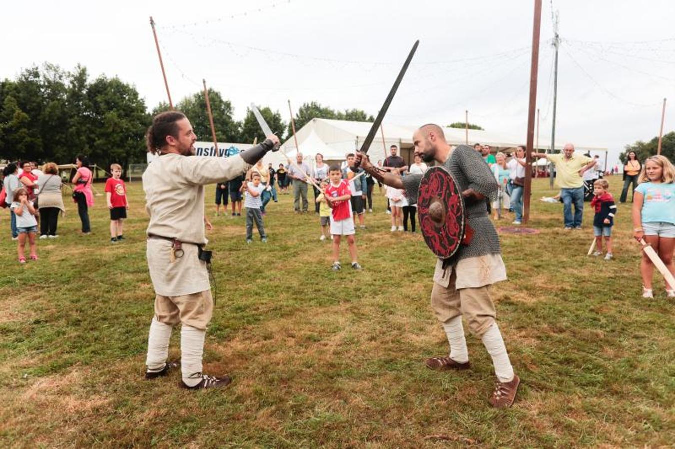 Los más pequeños disfrutan de los juegos en las fiestas de Contrueces