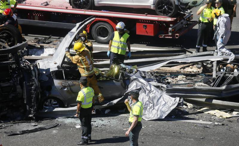 Cuatro fallecidos en un accidente entre un camión y dos turismos en Elche