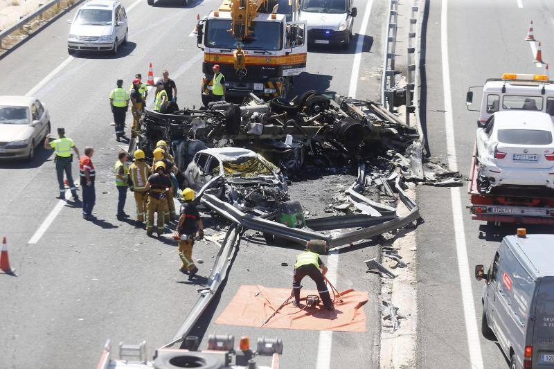 Cuatro fallecidos en un accidente entre un camión y dos turismos en Elche