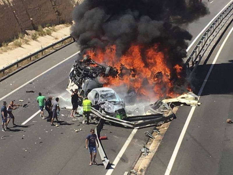 Cuatro fallecidos en un accidente entre un camión y dos turismos en Elche