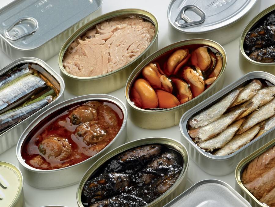 Las conservas. Las conservas también pueden consumirse tras la fecha de caducidad, pero es importante comprobar que las latas no estén deformados, hinchadas u oxidadas. Si al abrirla hay mal olor, tira el contenido.