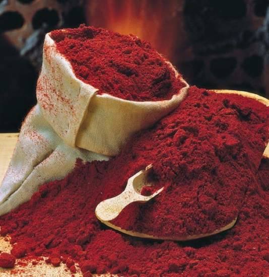 El pimentón. El pimentón también tiene una larga duración. La fecha de consumo preferente indica la pérdida de alguna característica, como el olor, pero se da uno o dos años después de superar ese límite.