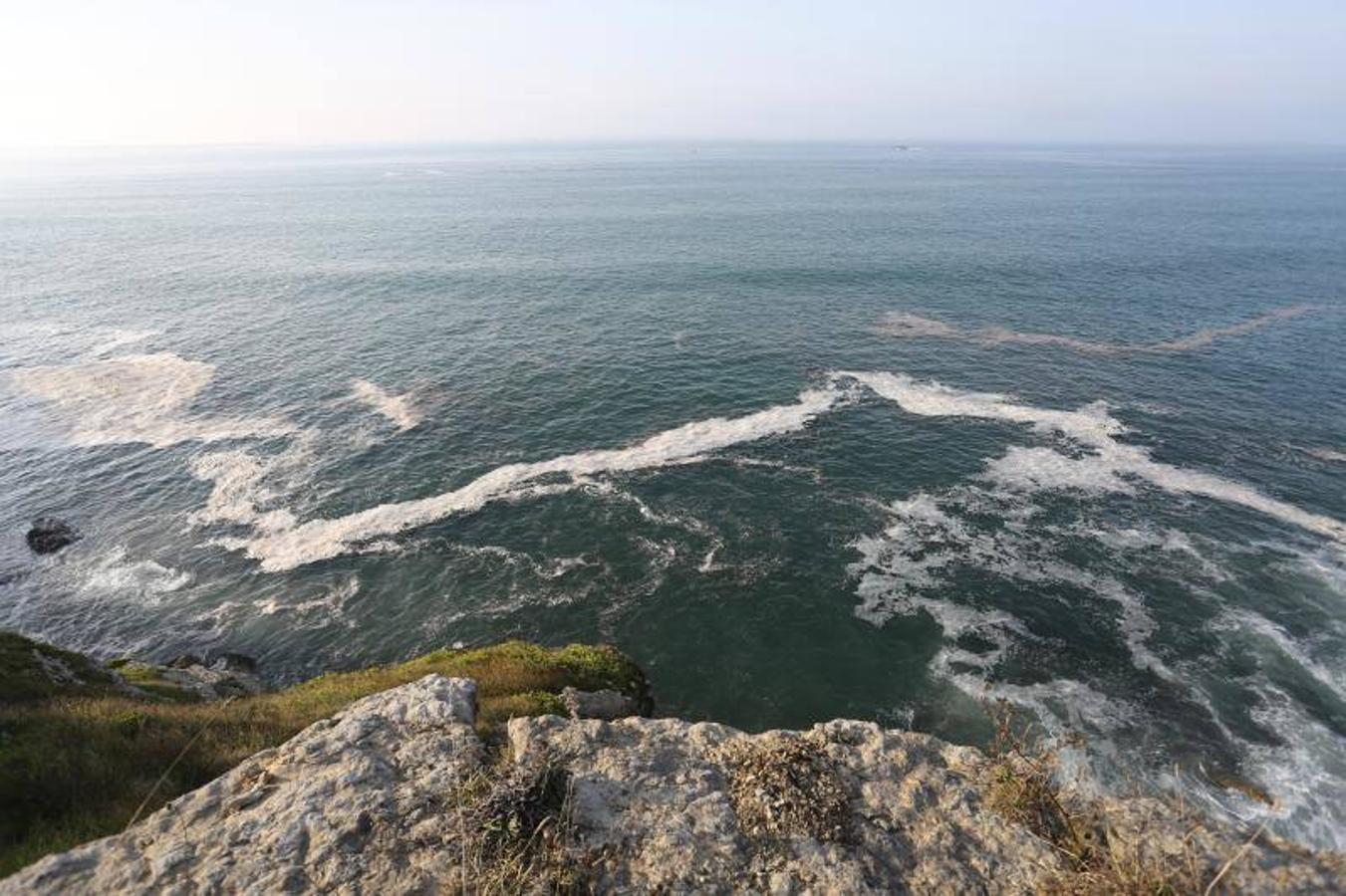 Cierran la playa de La Ñora por un vertido