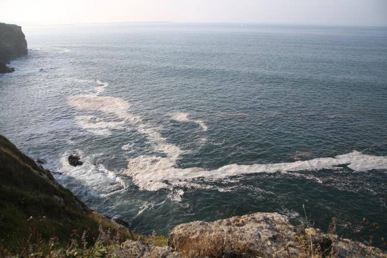 Cierran la playa de La Ñora por un vertido