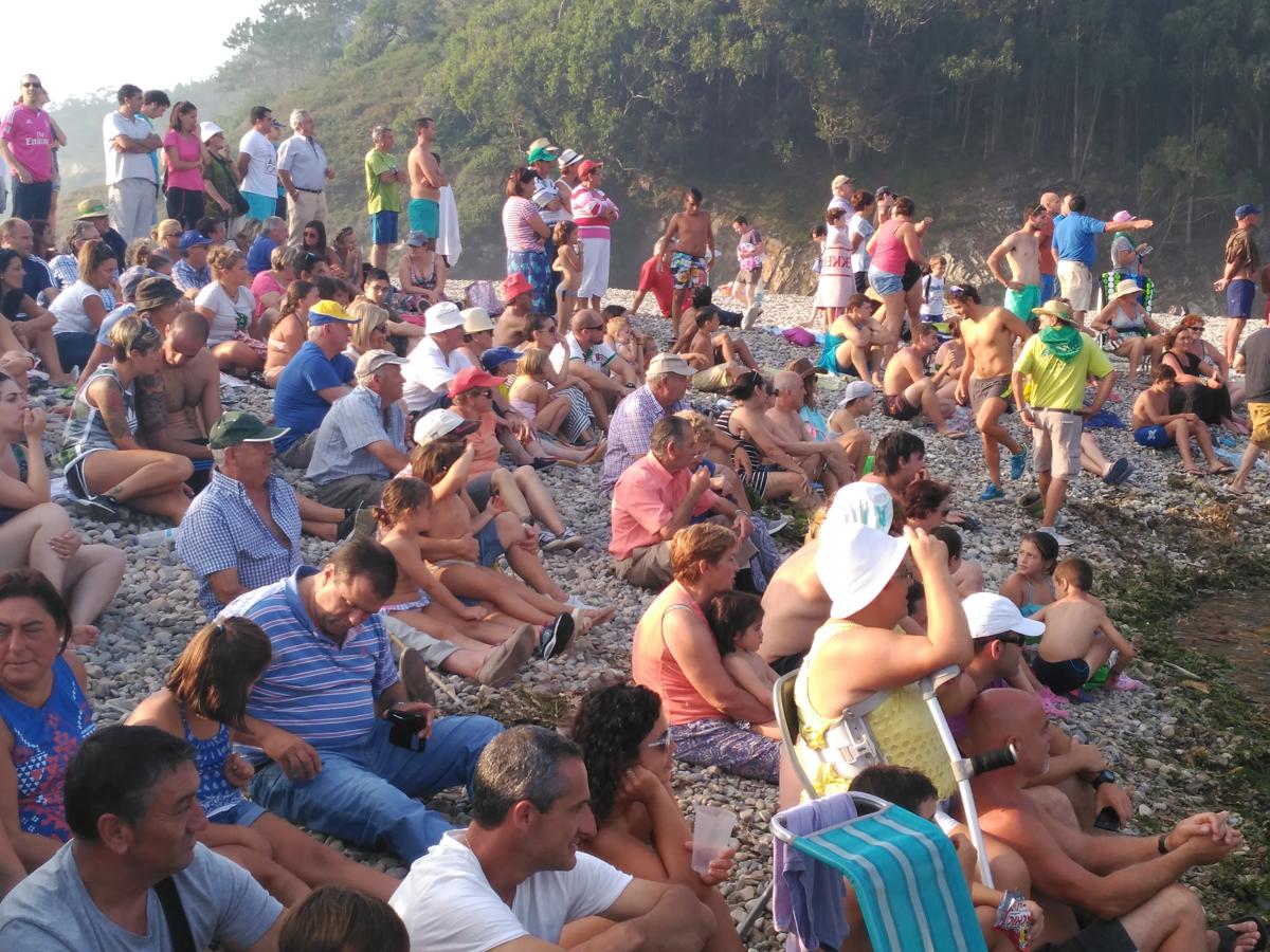 El Seprona vigila la Fiesta del Pato en la playa valdesana de Cueva