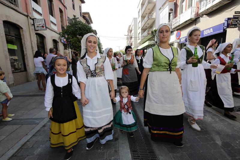 El desfille del Bollu abarrota Llanes